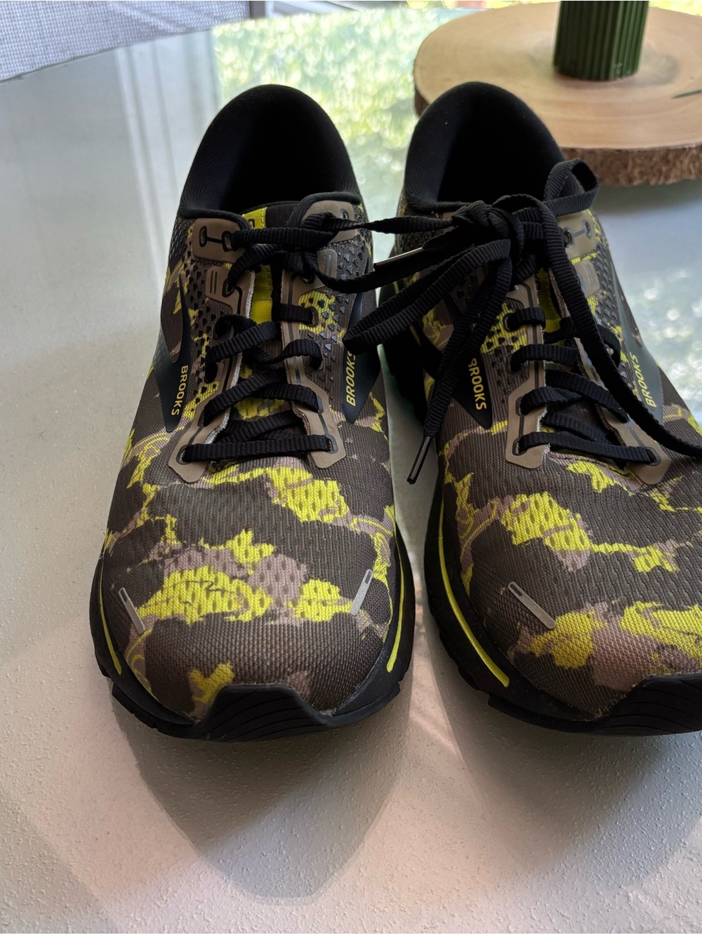 Brooks Men’s Camo Charcoal/High-Visibility Yellow Running Shoes, Size 11.5